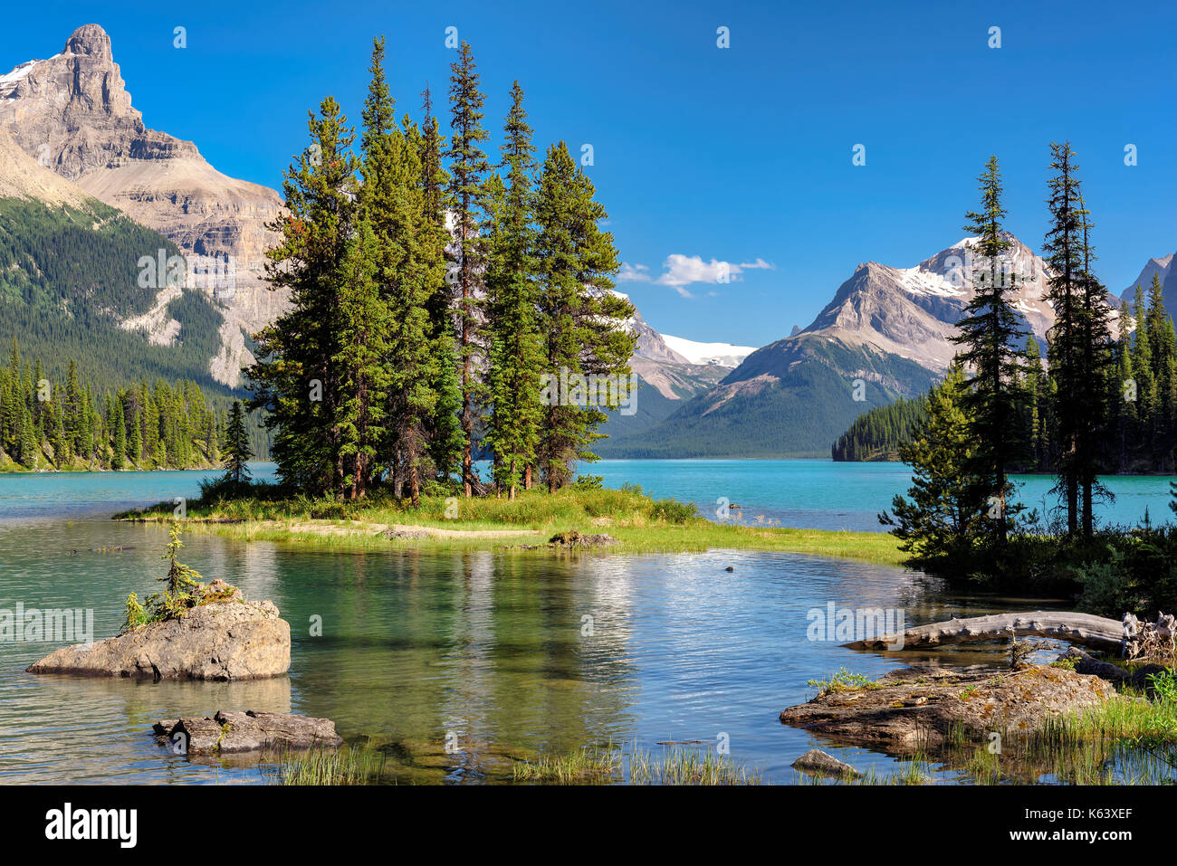 La isla spirit en el lago Maligne, el parque nacional de Jasper, Canadá. Foto de stock