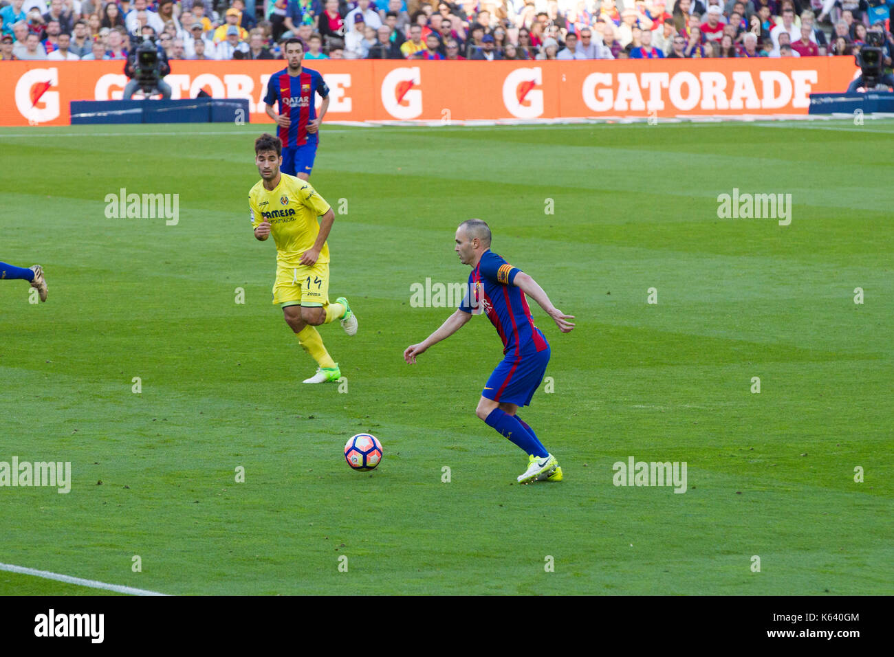 Andrés Iniesta en la posesión del balón - 6/5/17 Barcelona v villarreal liga de fútbol disputado en el Camp Nou, Barcelona. Foto de stock