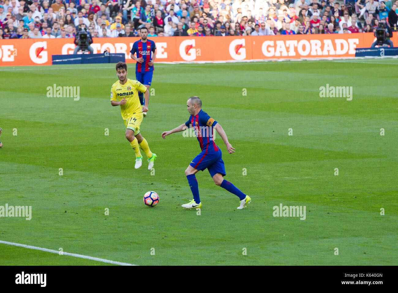 Andrés Iniesta en la posesión del balón - 6/5/17 Barcelona v villarreal liga de fútbol disputado en el Camp Nou, Barcelona. Foto de stock