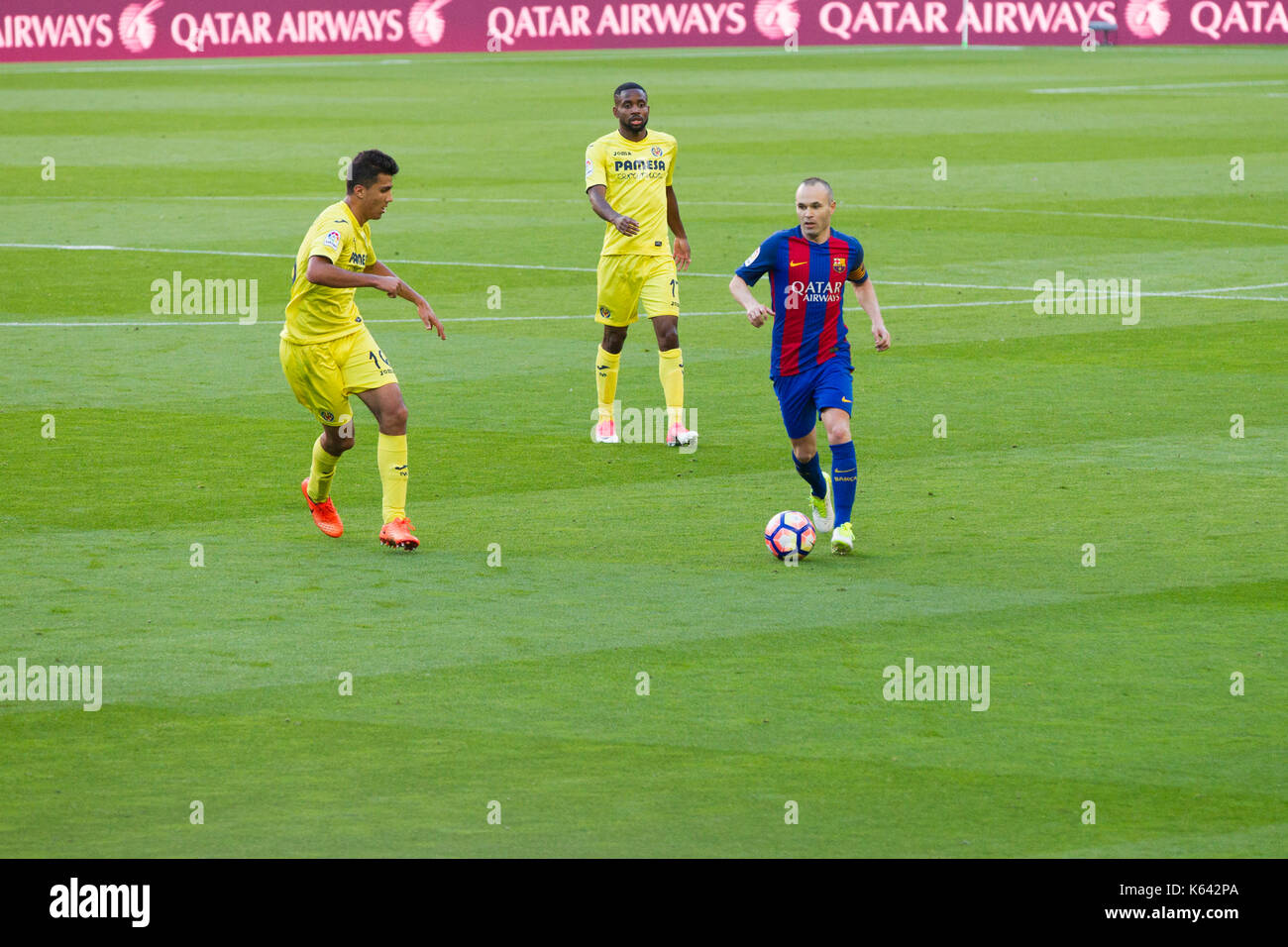 Andrés Iniesta en la posesión del balón - 6/5/17 Barcelona v villarreal liga de fútbol disputado en el Camp Nou, Barcelona. Foto de stock