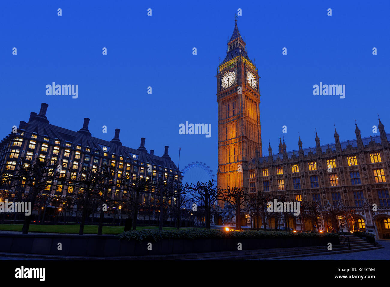 Vista nocturna del palacio de Westminster, el Big Ben y portcullis house en Westminster, Inglaterra, Reino Unido. Foto de stock
