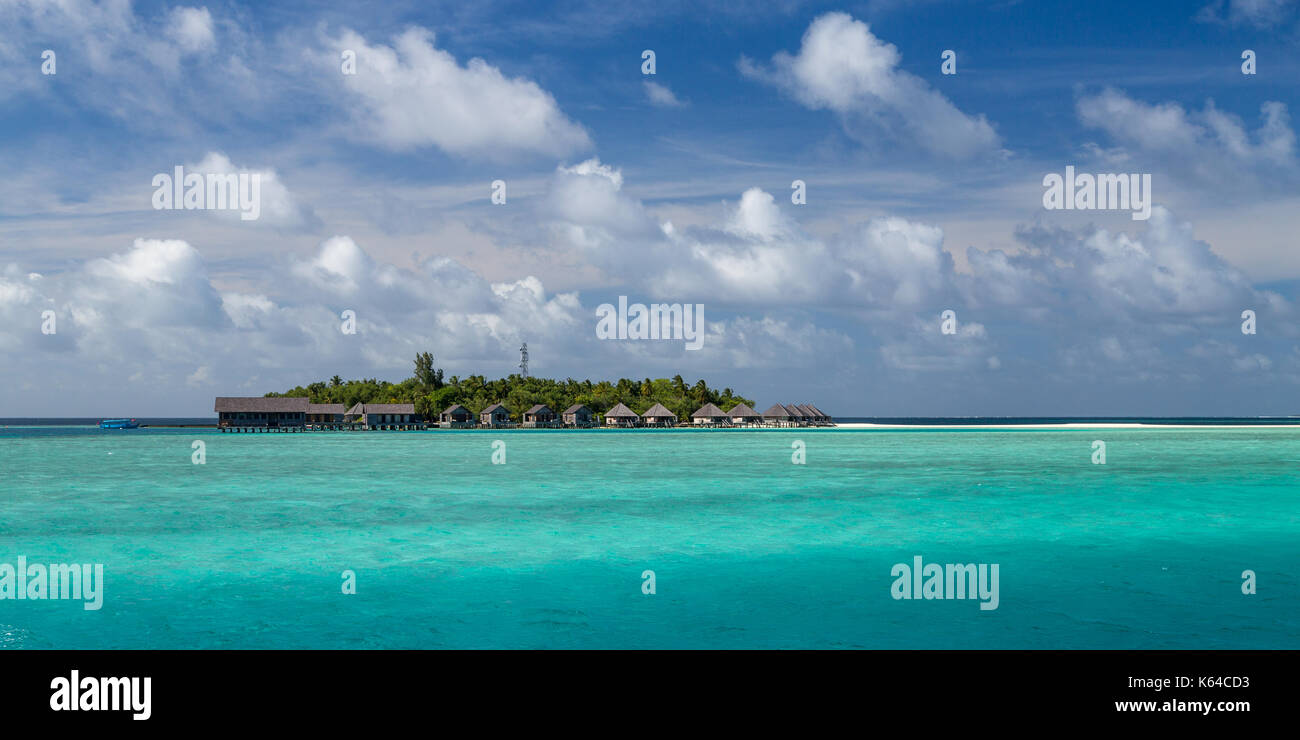 Pequeña isla tropical, mar turquesa, cielo nublado, Gangehi Island, ari ATOLL, Maldivas, océano Índico Foto de stock