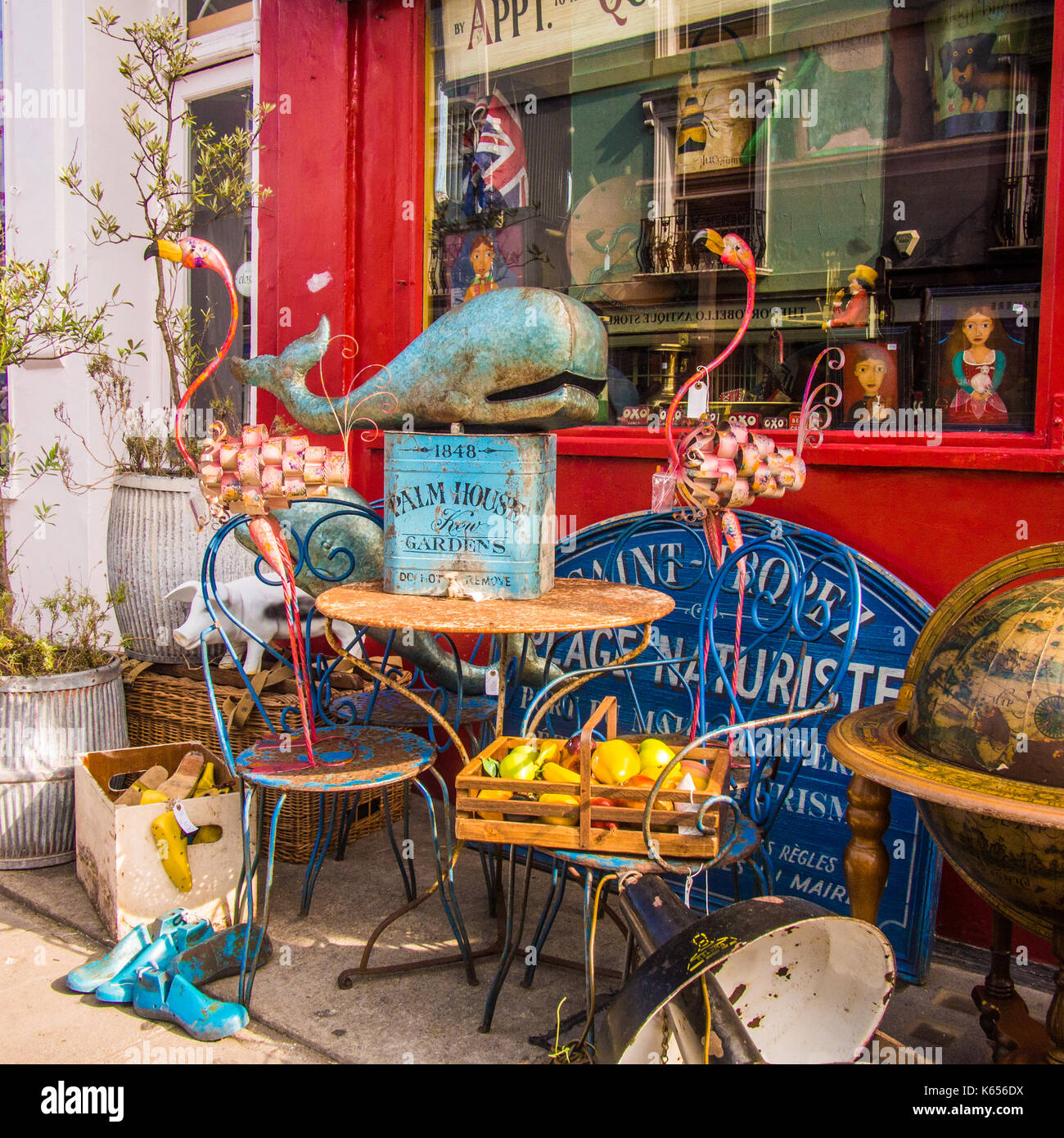 Curiosidades y recuerdos a la venta en Portabello Road, Notting Hill, Londres. Foto de stock