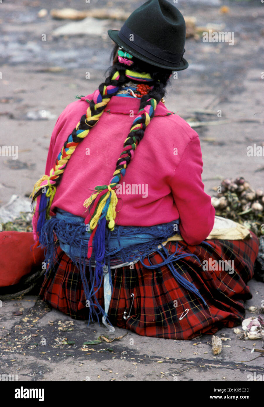 Mujer indígena andino local con trenzado en el pelo, el traje típico,  Latacunga, Ecuador, Sudamérica Fotografía de stock - Alamy