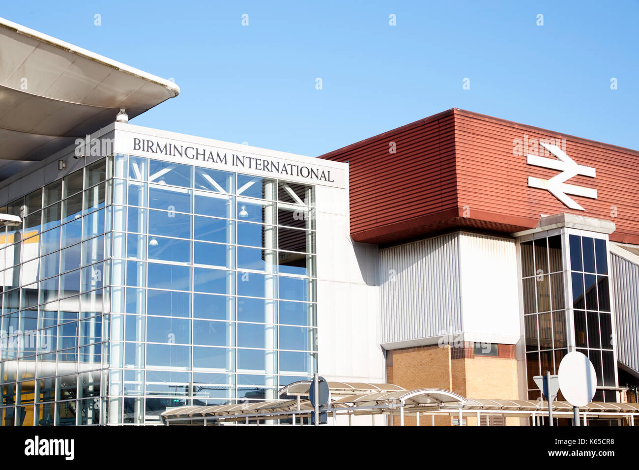 Birmingham, Reino Unido - 6 de noviembre de 2016: el exterior de la estación internacional de tren de Birmingham en el aeropuerto Foto de stock