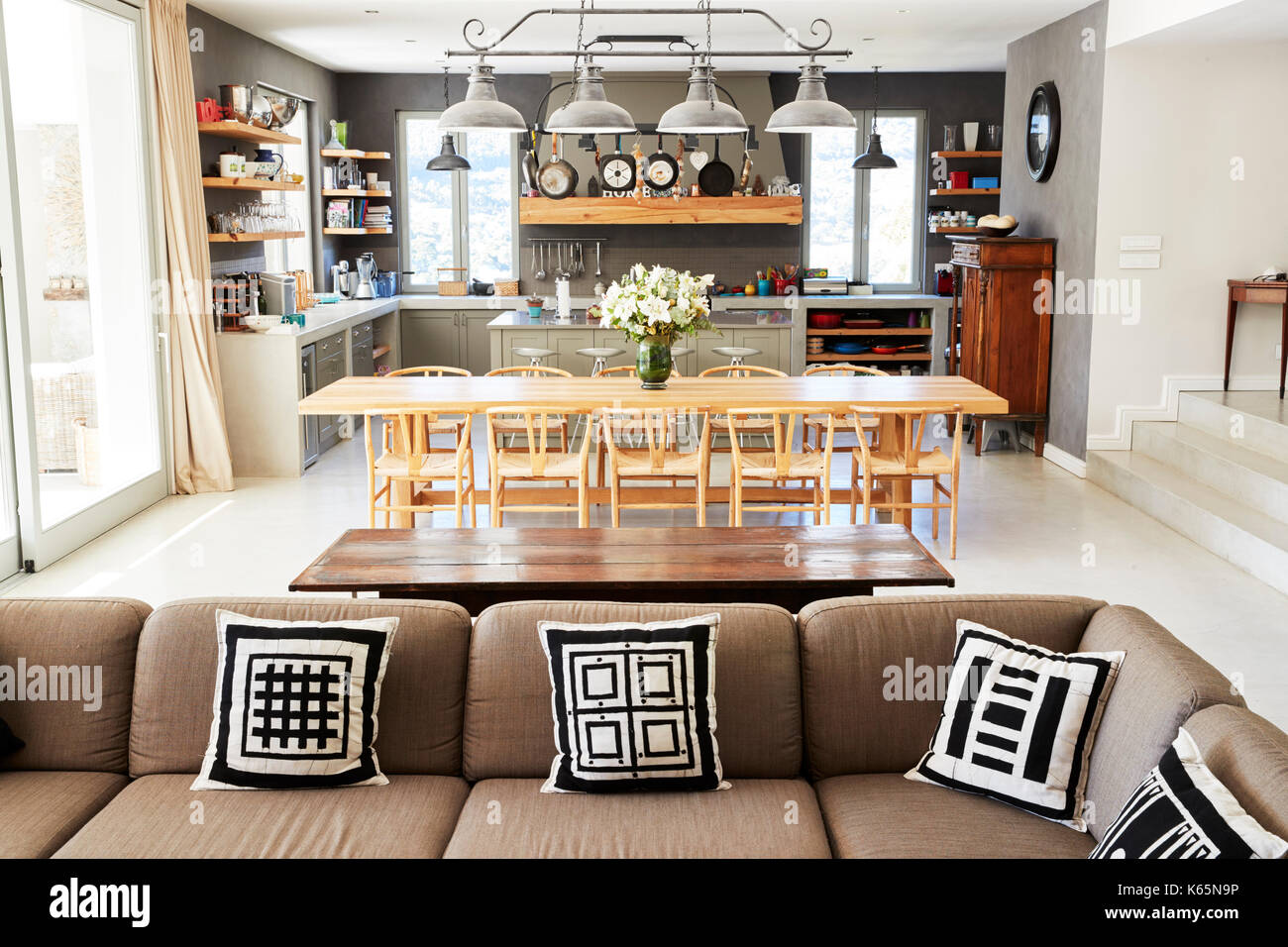 Interior con cocina americana, sala de estar y comedor Fotografía de stock  - Alamy