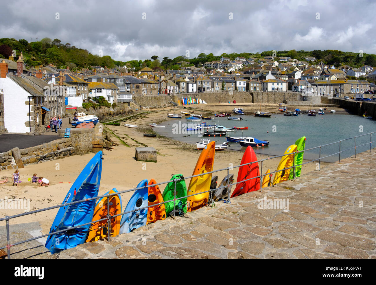 Coloridas canoas en el puerto pesquero, mousehoule, Cornwall, Inglaterra, Gran Bretaña Foto de stock