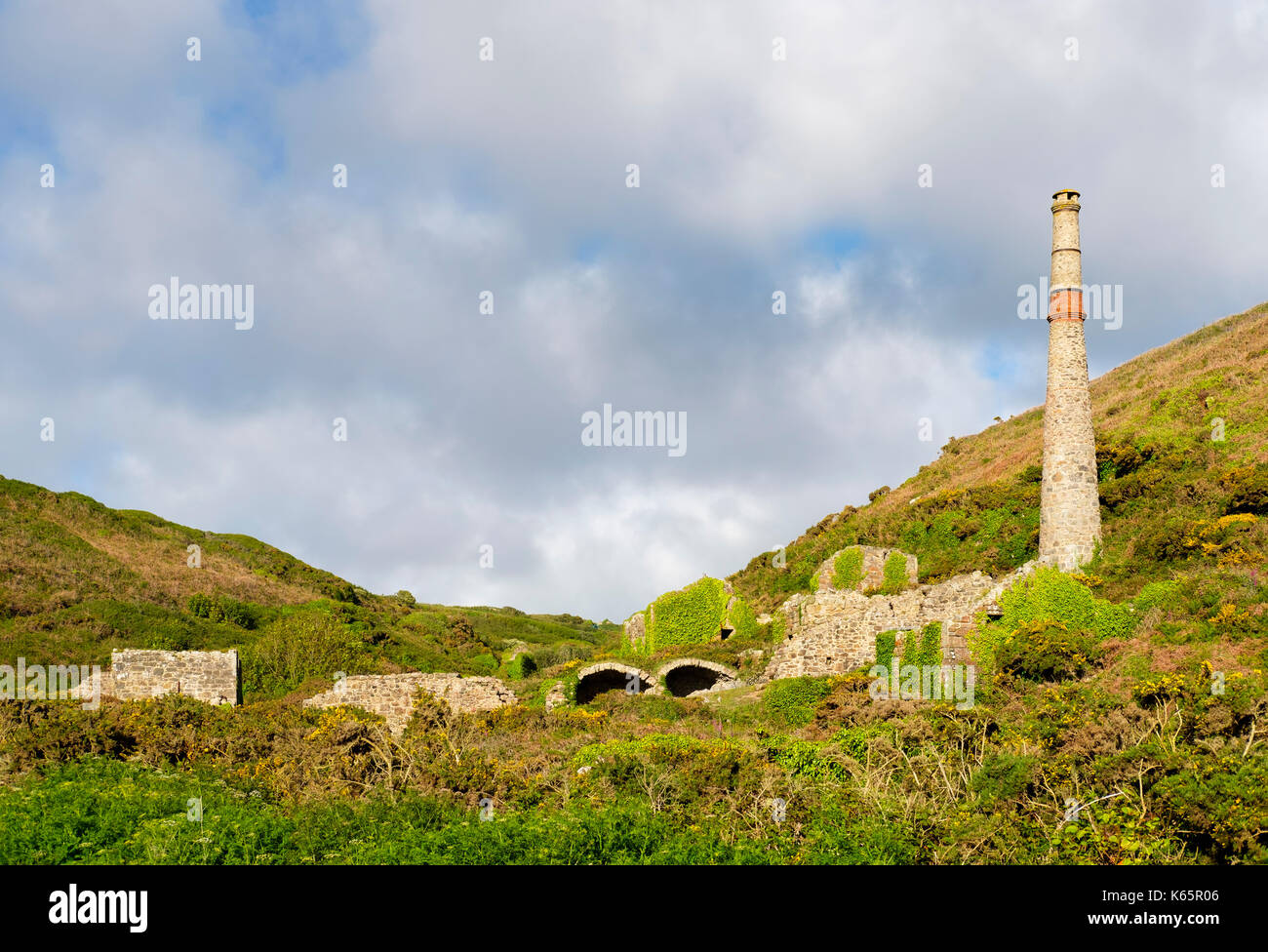 Ruinas de una mina de estaño, kenidjack Valley, cerca de San justo en penwith, Cornwall, Inglaterra, Gran Bretaña Foto de stock