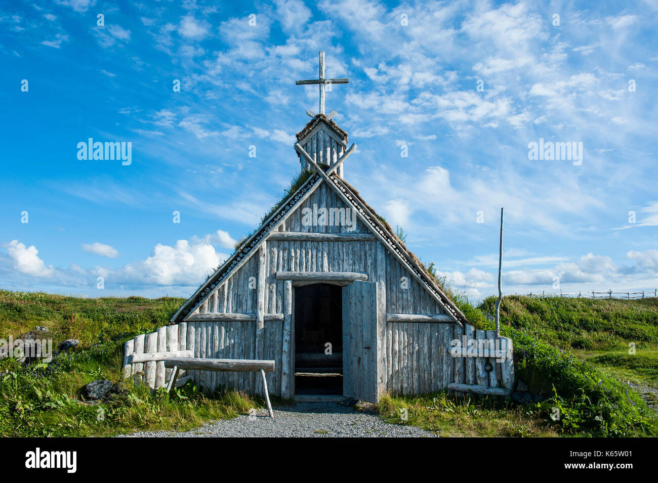 Tradicional edificio vikingo, norstead pueblo vikingo, la reconstrucción de un asentamiento de la Edad vikinga, Newfoundland, Canadá Foto de stock