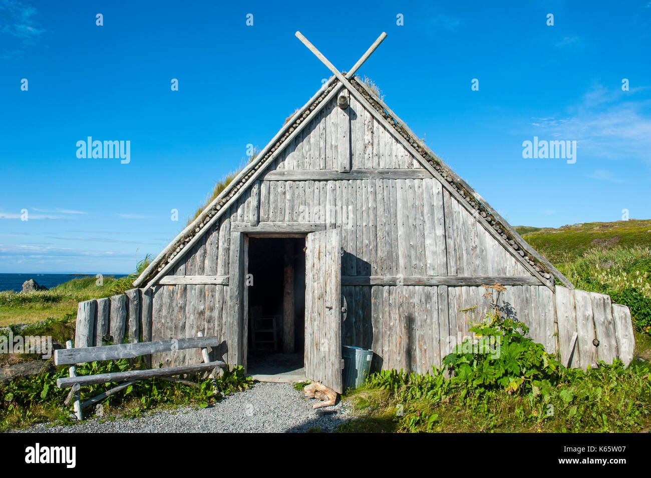 Tradicional edificio vikingo, norstead pueblo vikingo, la reconstrucción de un asentamiento de la Edad vikinga, Newfoundland, Canadá Foto de stock