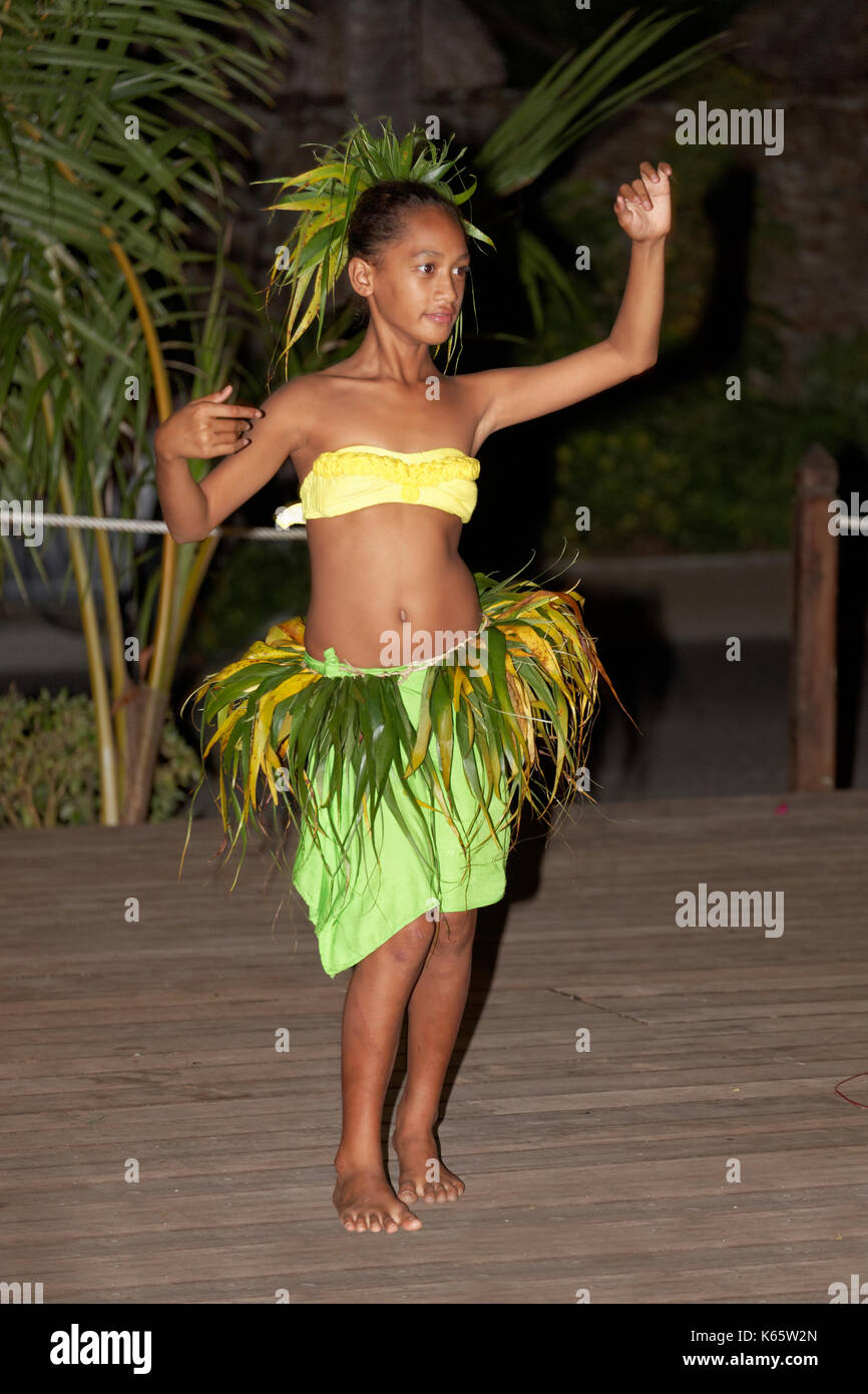 Bailarina de danza tradicional, isla Bora Bora, Islas Sociedad, Polinesia Francesa Foto de stock