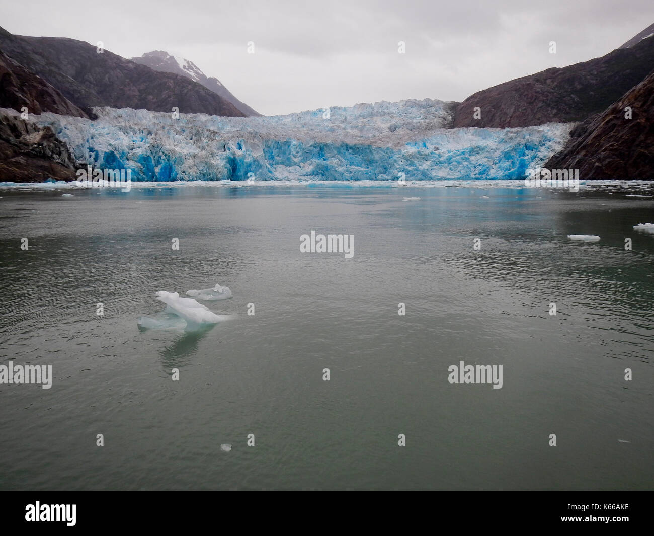 Glaciar entrando en el agua de mar, Alaska Foto de stock