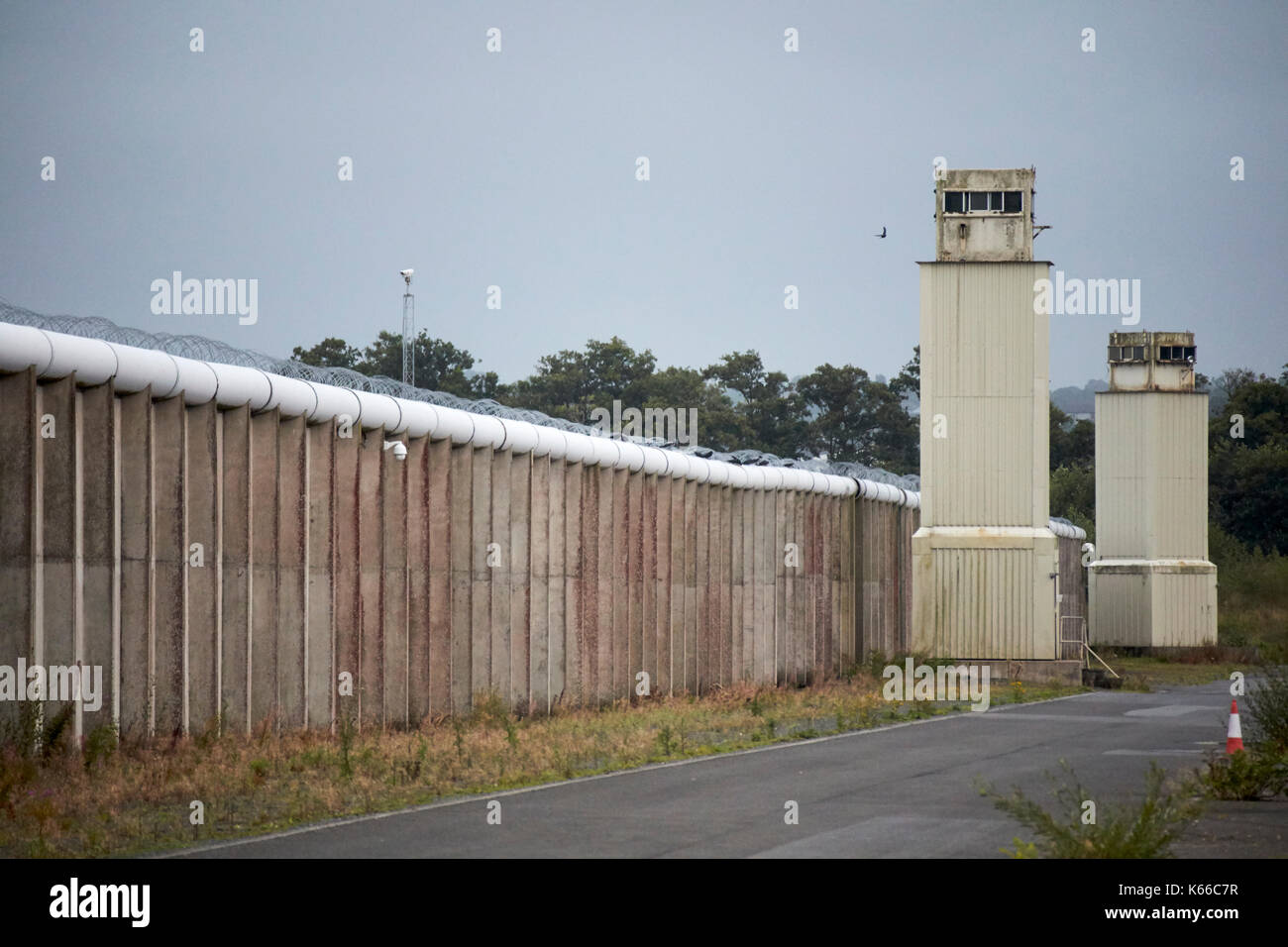 Razor rematada muros y torres de la antigua prisión de Maze Long Kesh sitio IRLANDA DEL NORTE Foto de stock