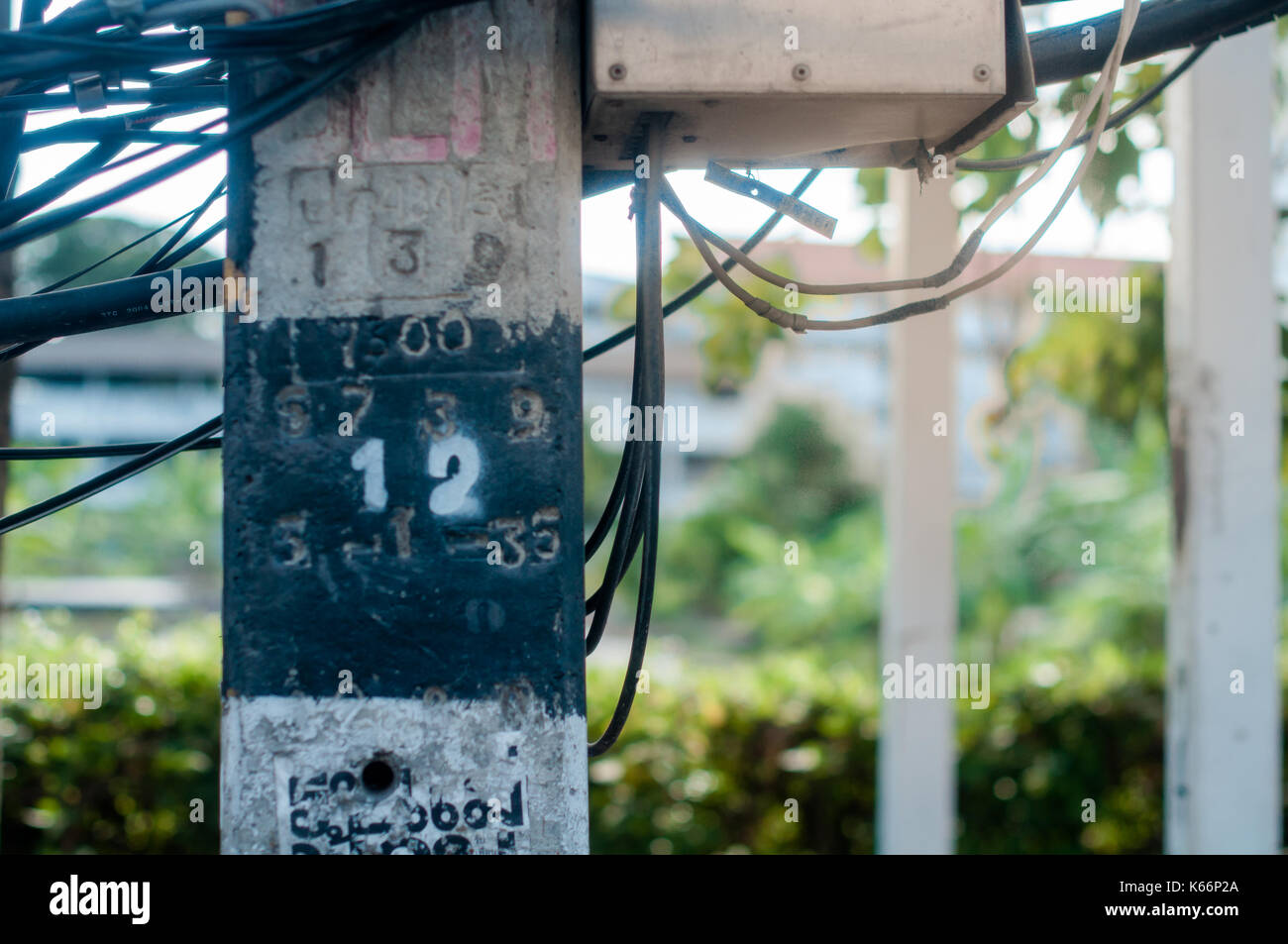 Poste eléctrico sucia y gruesos cables negros Foto de stock