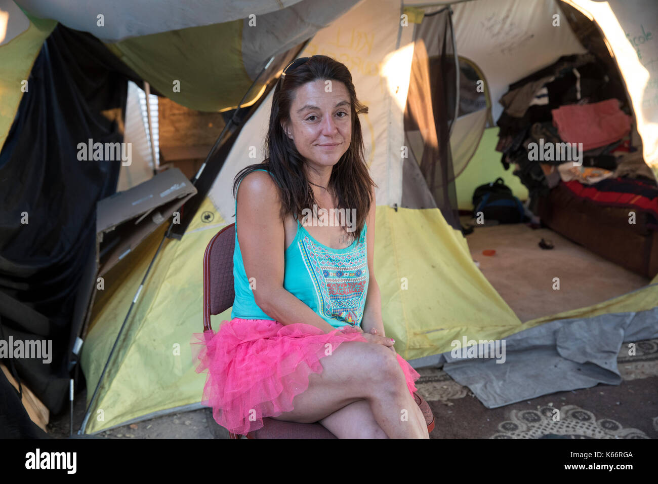 Michelle, residente de santa Ana River Bike Trail campamento sin hogar Foto de stock