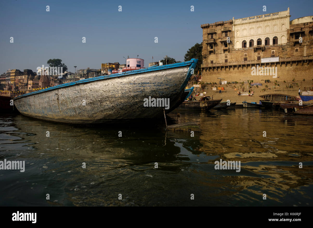 Varanasi, India - circa noviembre 2016: manmandir ghat en el río Ganges a primera hora de la mañana. La ciudad de Varanasi es la capital espiritual de la India, es Foto de stock