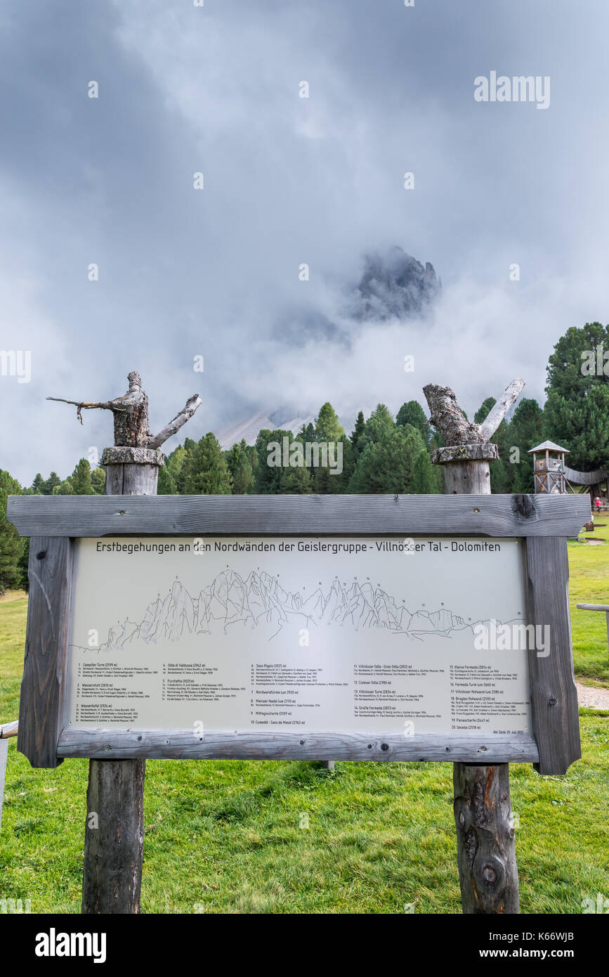 Signo de senderismo en los Dolomitas, el Alto Adigio/Tirol del sur, Italia Foto de stock