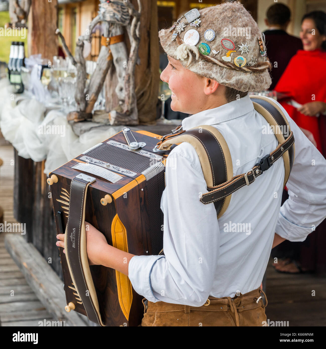 Cerca de joven tocando el acordeón, un instrumento típico de la región de  Tirol meridional del norte de Italia Fotografía de stock - Alamy
