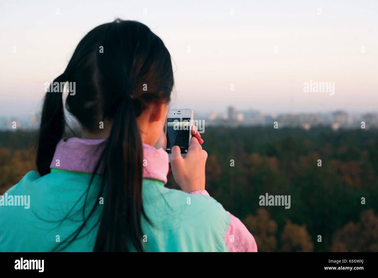 Mujer fotografiar vistas escénicas con teléfono celular Foto de stock