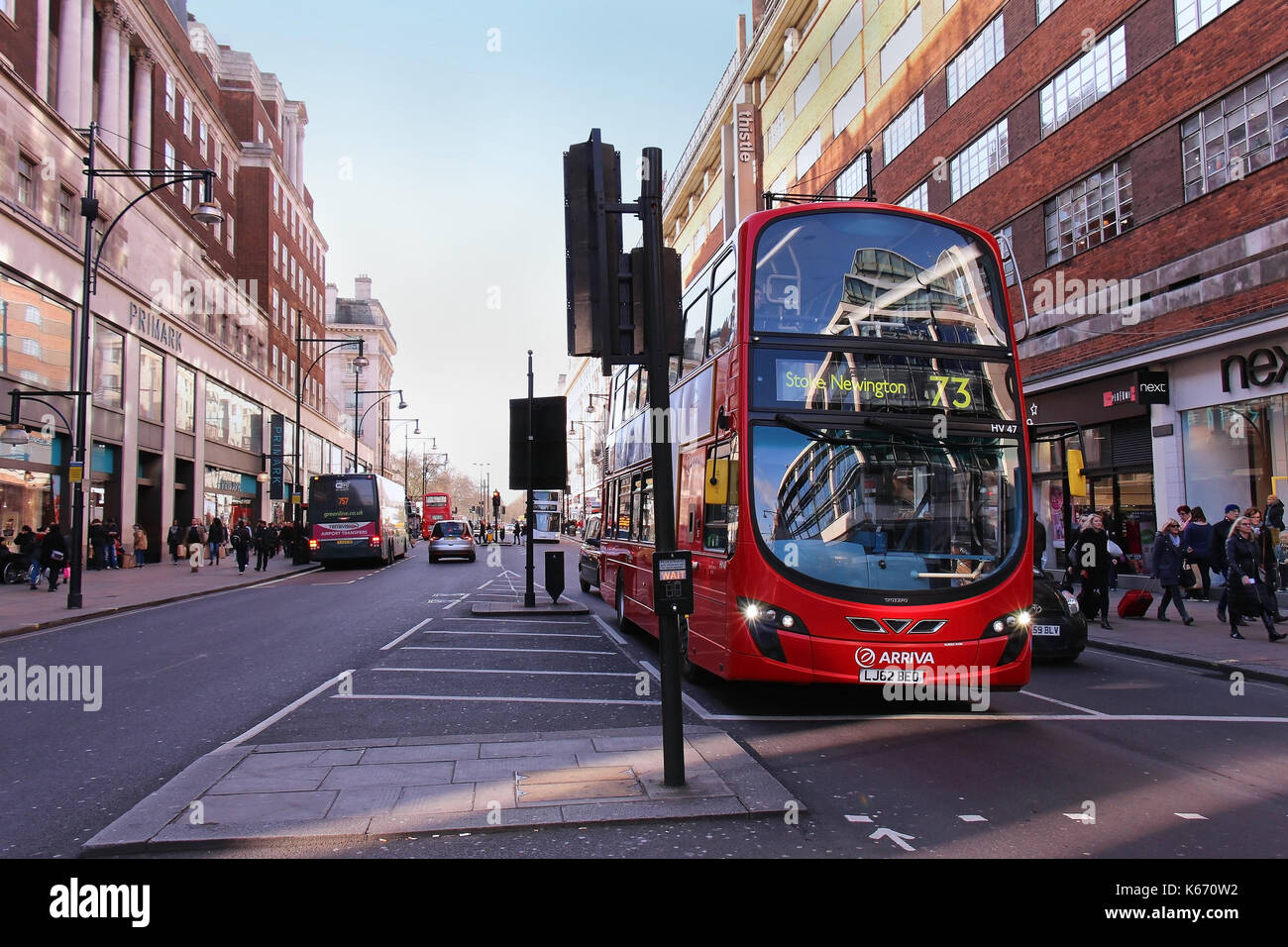 Londres, Reino Unido - 08 de febrero: el transporte público de Londres autobús rojo tráfico en Oxford Street en Londres, Reino Unido - 08 de febrero de 2015; Oxford Street en lon Foto de stock