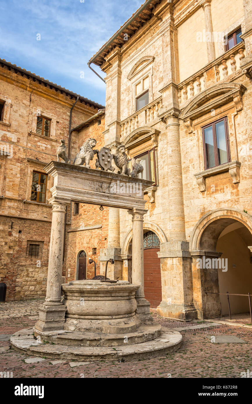 El Griffin y León y en el casco antiguo de la ciudad medieval de Montepulciano en Toscana Italia. montpulciano es famosa por su vino. Foto de stock