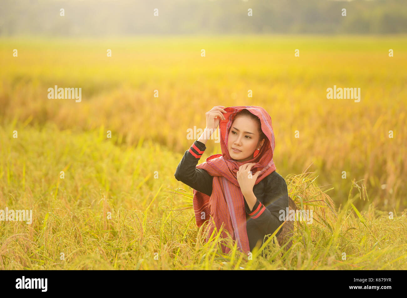 Retrato de una mujer de pie en un campo, Tailandia Foto de stock
