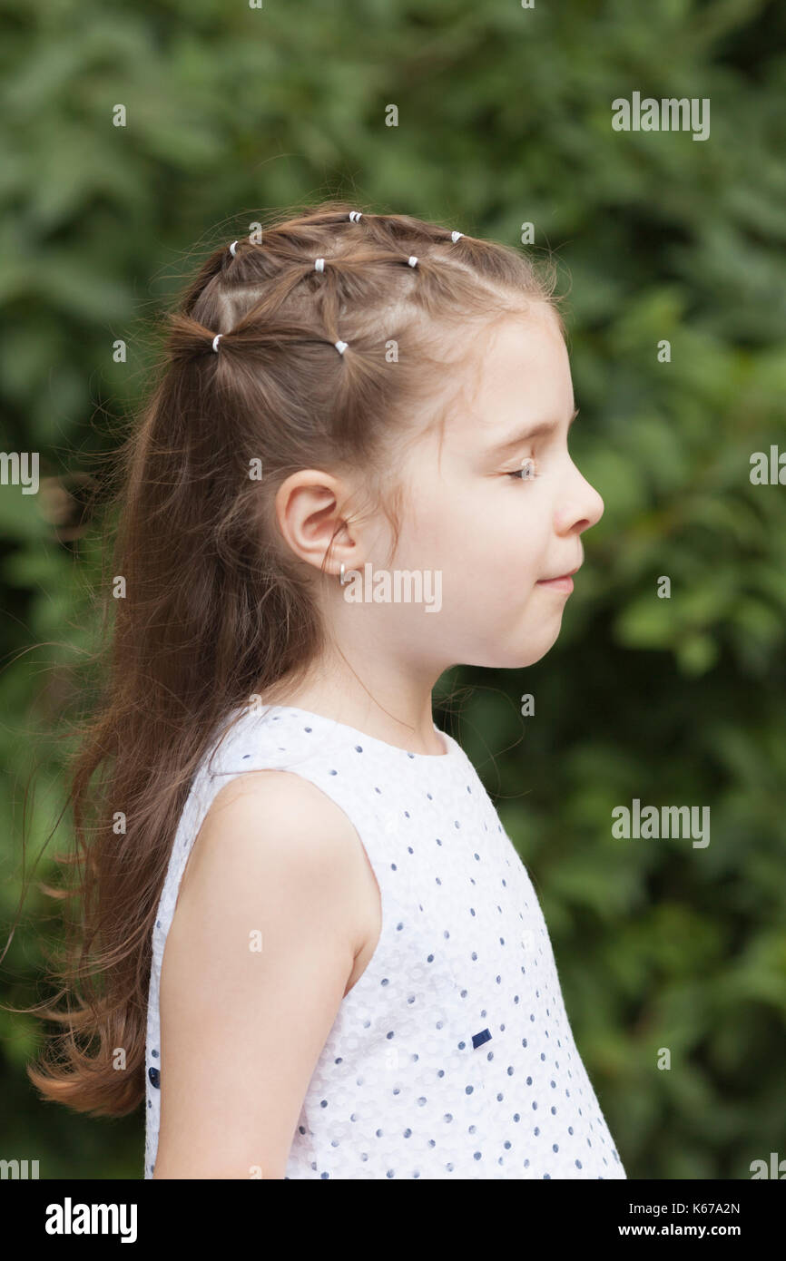 Retrato de una niña con un peinado adornado Foto de stock