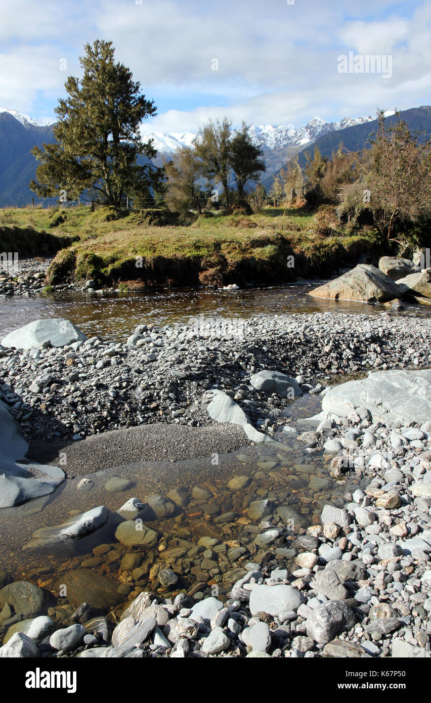 El desagüe de los ríos lago Matheson Nueva Zelanda Foto de stock
