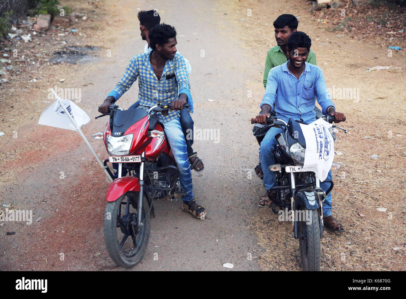 Adolescente muchachos sentados en moto Foto de stock