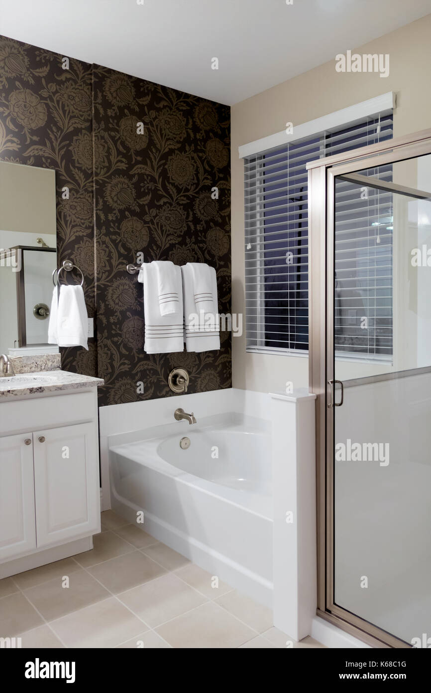 Un pequeño cuarto de baño con jacuzzi, ducha y lavabo doble Fotografía de  stock - Alamy