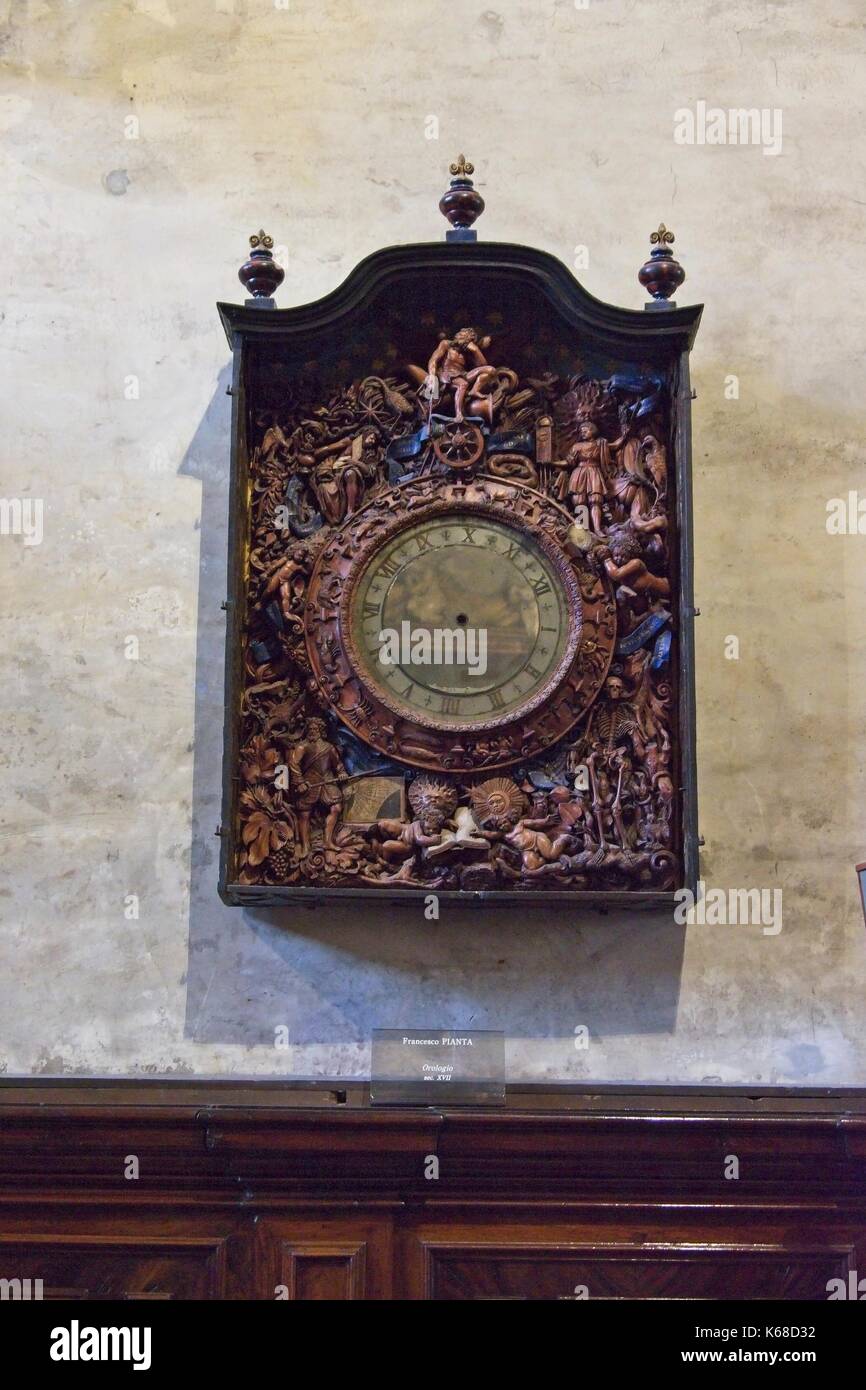 Venecia Italia. La Basílica de Santa Maria Gloriosa dei Frari (I Frari). Reloj de pared sacristía grabado por Francesco Pianta siglo XVII. Foto de stock