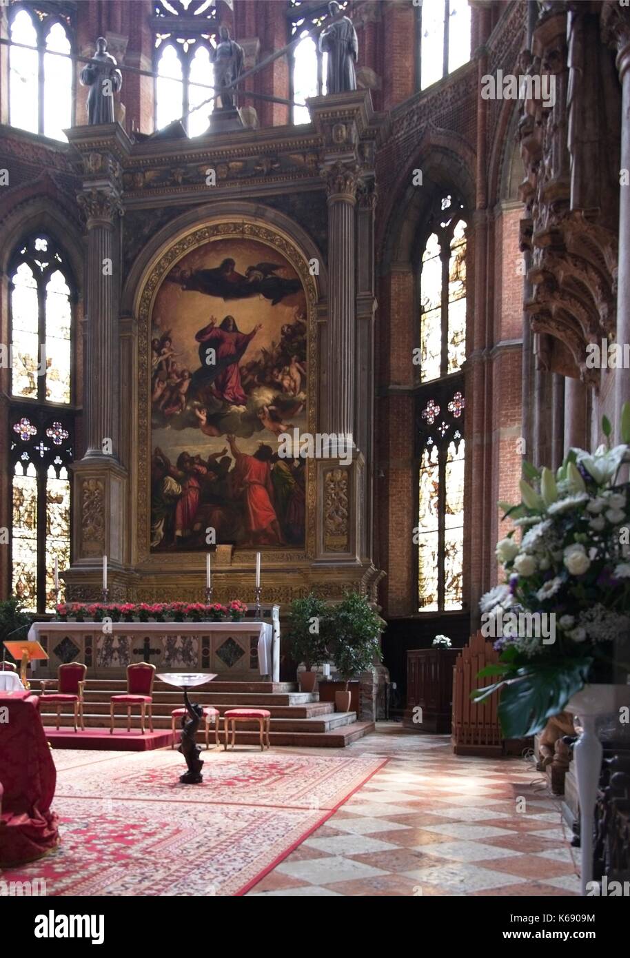 Venecia Italia. La Basílica de Santa Maria Gloriosa dei Frari (I Frari). Presbiterio retablo Assunta de Tiziano - la asunción de la Virgen por Tiziano Foto de stock