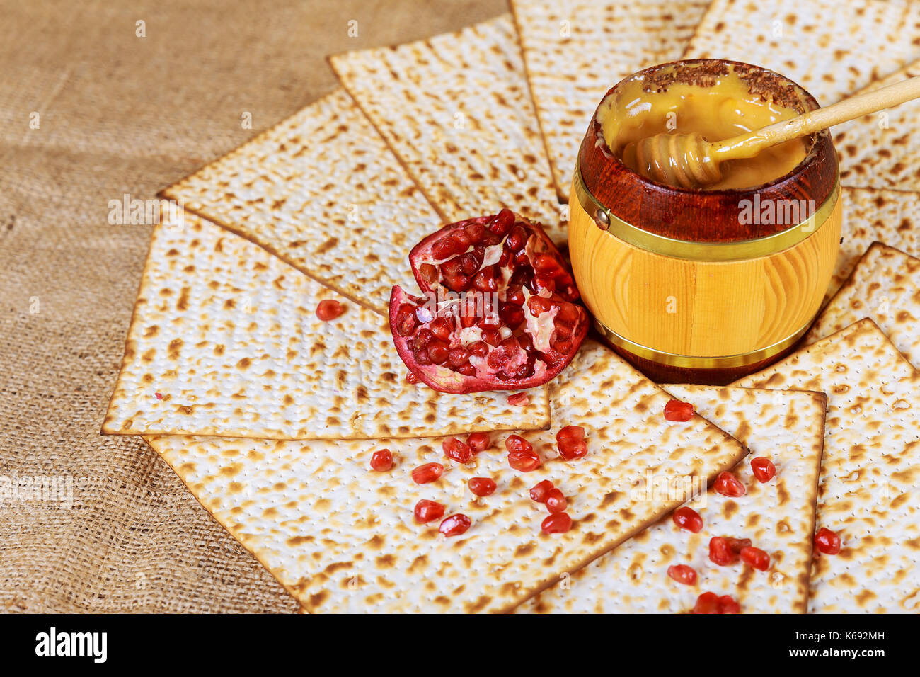 La miel de granada y los símbolos de vacaciones tradicionales Rosh Hashanah jewesh vacaciones en mesa de madera y fondo de madera Foto de stock