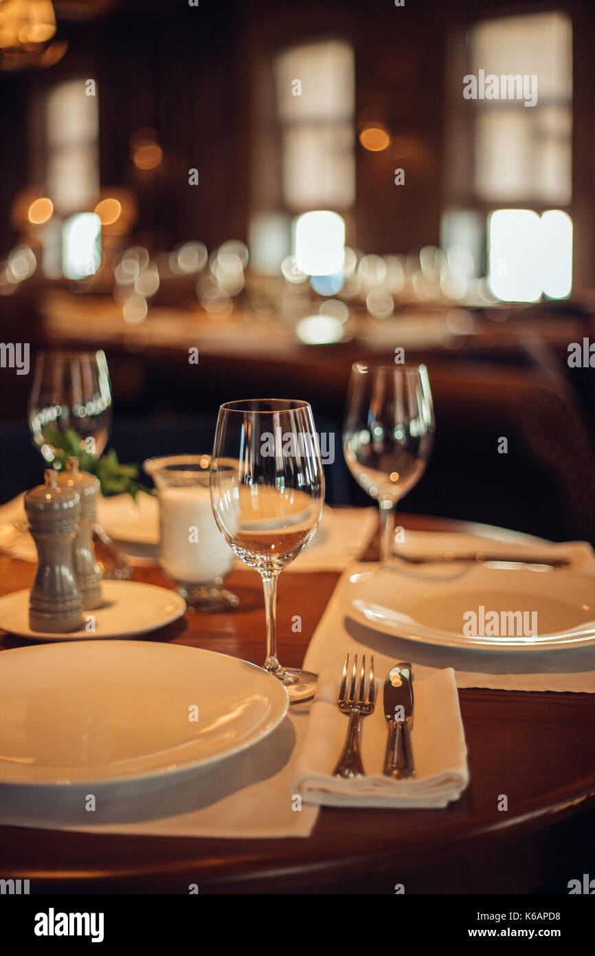 Interior de un restaurante, de estilo vintage, muebles clásicos de