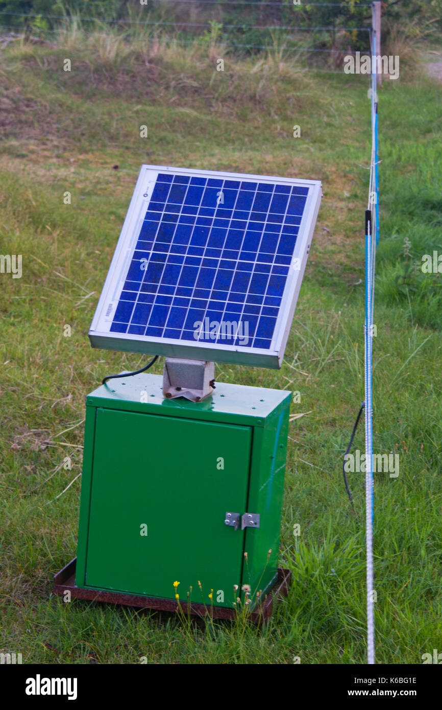 Panel de energía solar con cerco eléctrico Fotografía de stock - Alamy