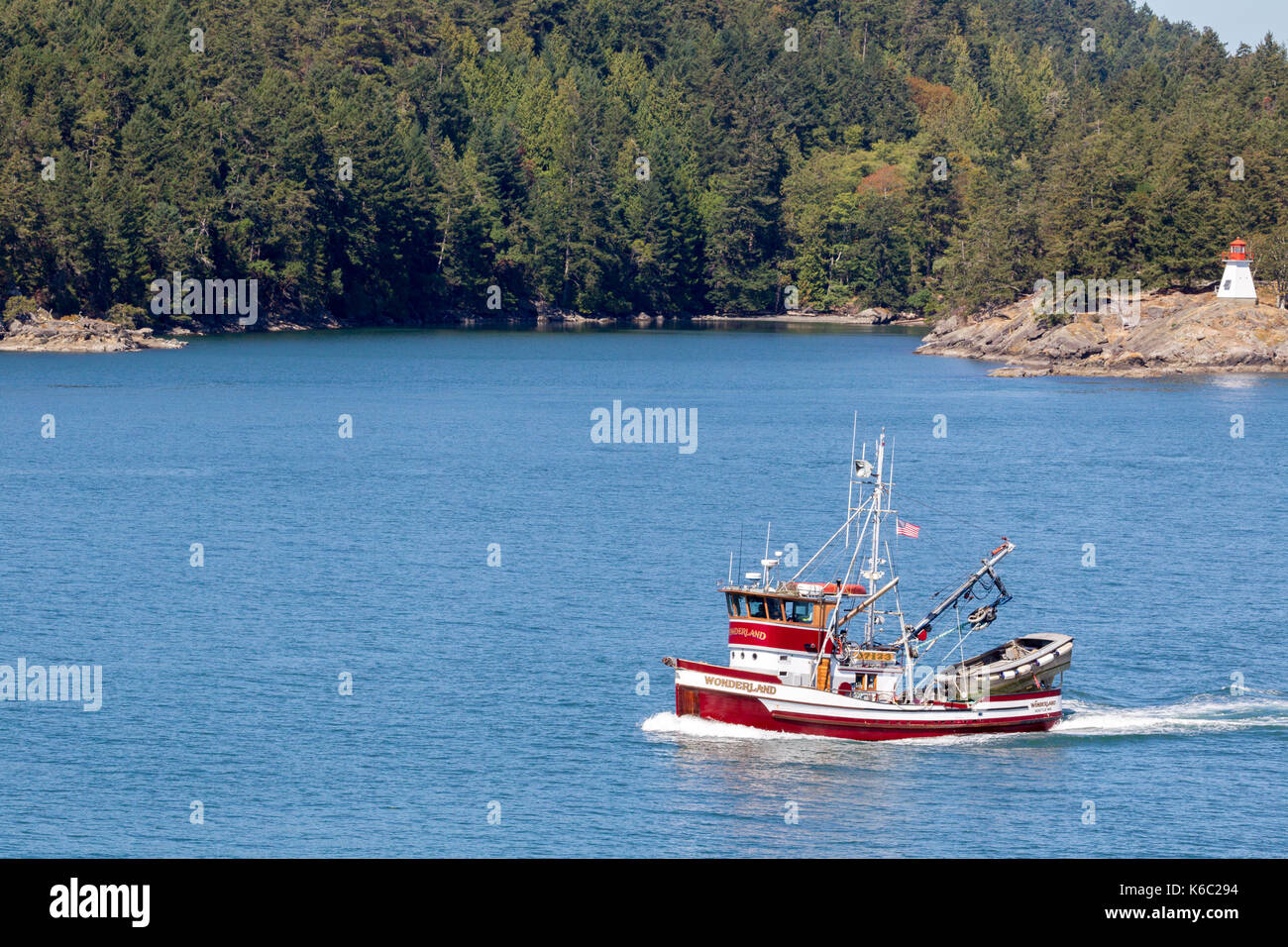 Barco de pesca entre las islas del golfo en la isla de Vancouver, British Columbia, Canadá. Foto de stock