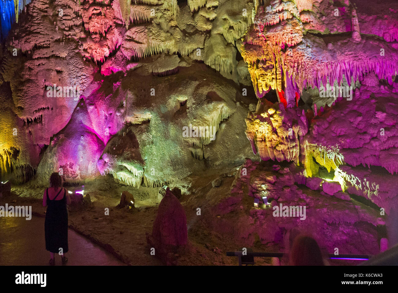 Dentro del sistema de cavernas de Prometeo, al noroeste de Kutaisi en Georgia.Las cuevas, estalactitas y estalagmitas, están iluminados con luces de colores. Foto de stock
