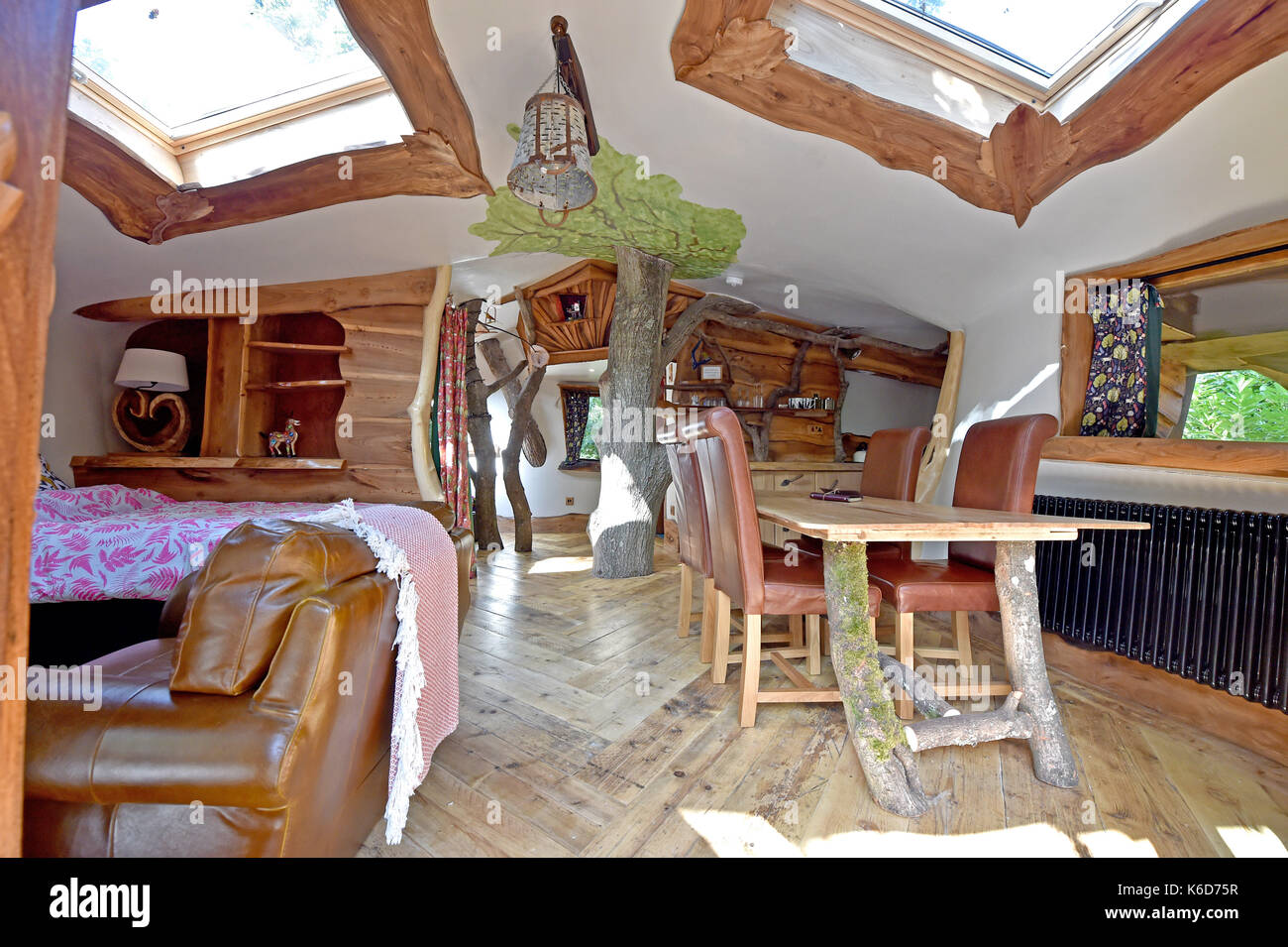 Ditchling Sussex, Reino Unido. 12 sep, 2017. una nueva casa en el árbol ha sido desvelado en blackberry madera camping cerca ditchling en Sussex . La nueva casa del árbol llamado piggledy de lujo ha sido construido por el propietario del camping Tim Johnson y es más grande que el original al lado de casa en el árbol llamado higgledy . El estrafalario camping es conocido por tener un autobús londinense y un viejo helicóptero wessex, donde la gente puede alojarse en un entorno tranquilo, situado justo al norte del parque nacional South Downs credit: Simon dack/alamy live news Foto de stock