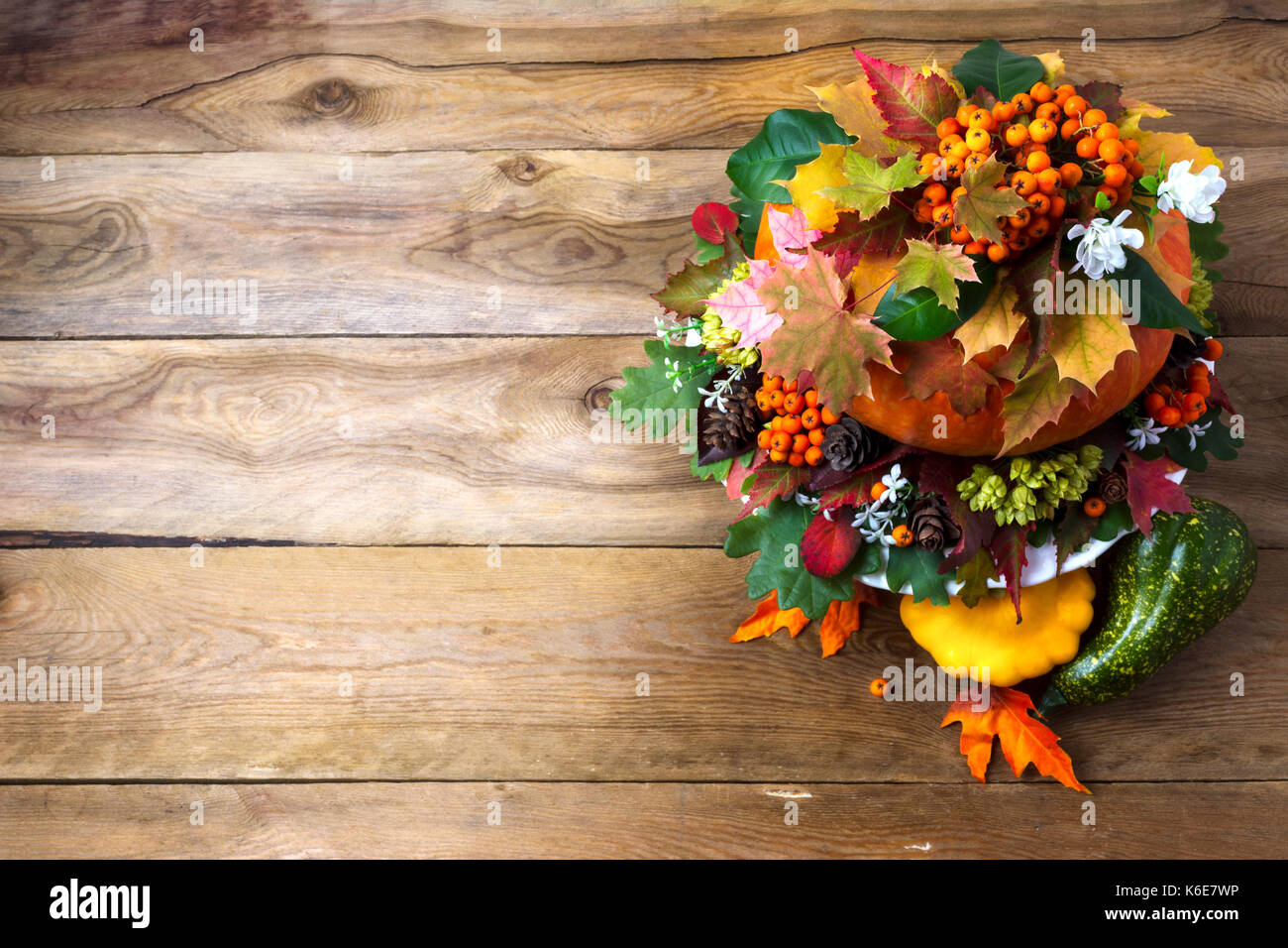 Thanksgiving mesa de centro con squash y hojas de otoño en el lado derecho  de la mesa de madera rústica. caiga a fondo con calabaza y hojas, copiar  Fotografía de stock -