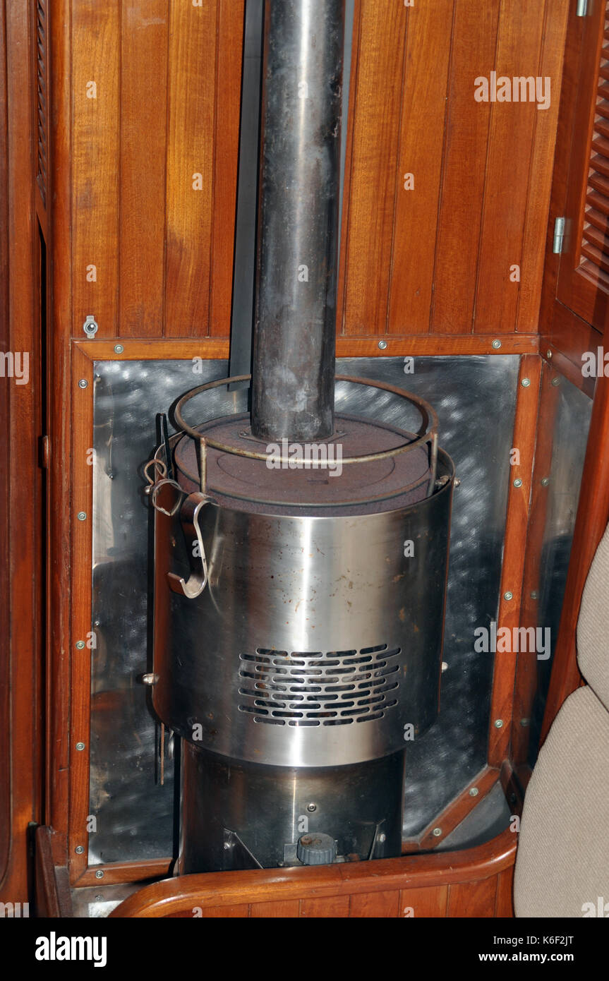 Sistema de calefacción en el interior de un velero de madera Foto de stock