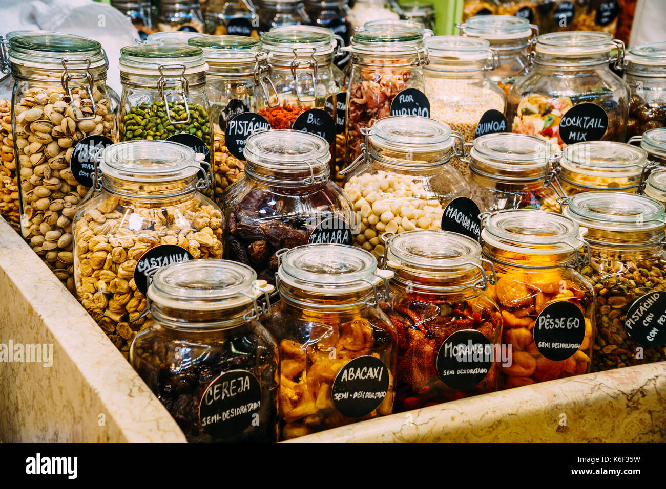 Frutos secos en frascos de vidrio para la venta en el mercado Fotografía de  stock - Alamy
