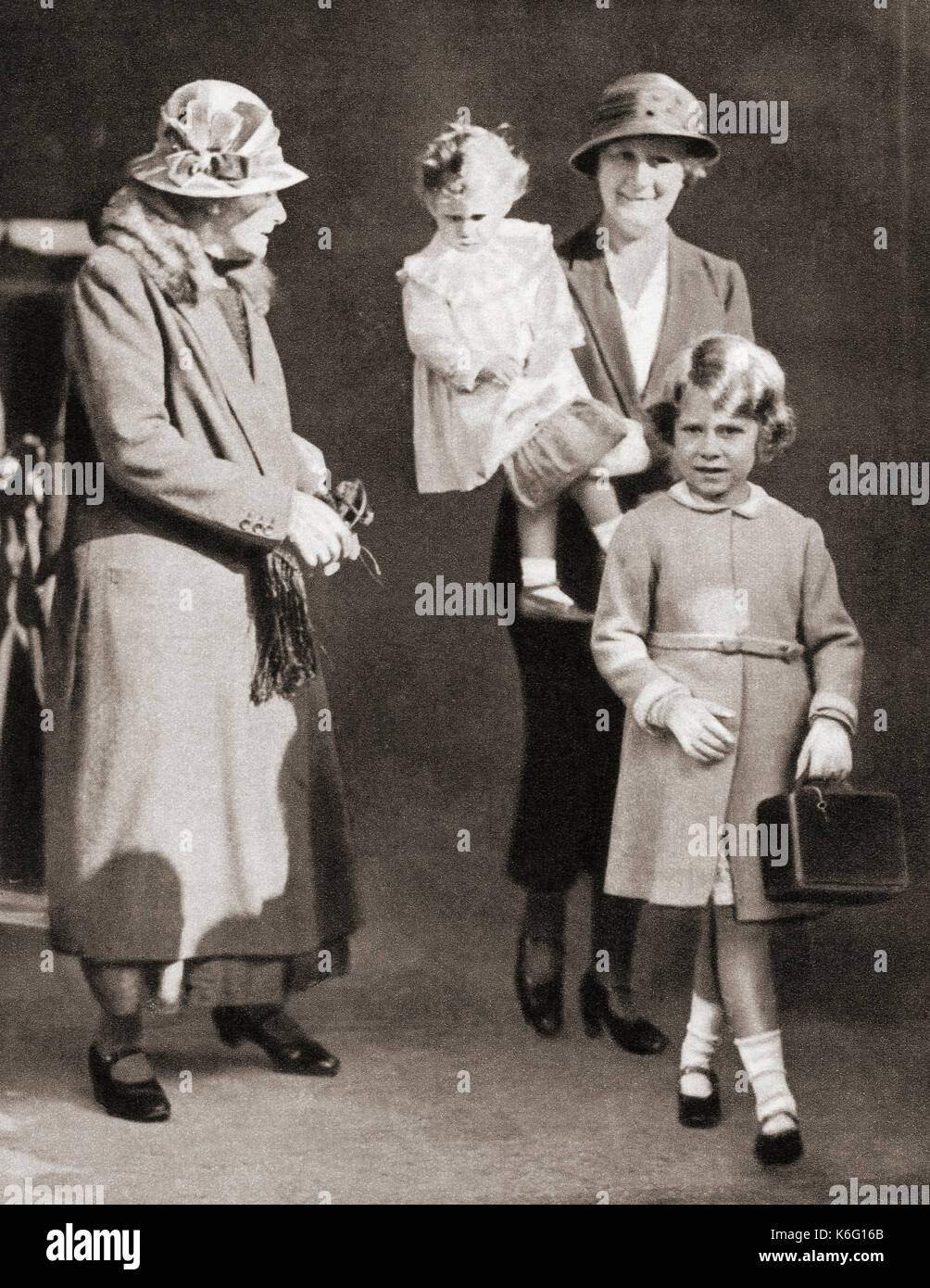 La Princesa Isabel de York y su hermana la Princesa Margarita Rosa con sus niñeras, a la