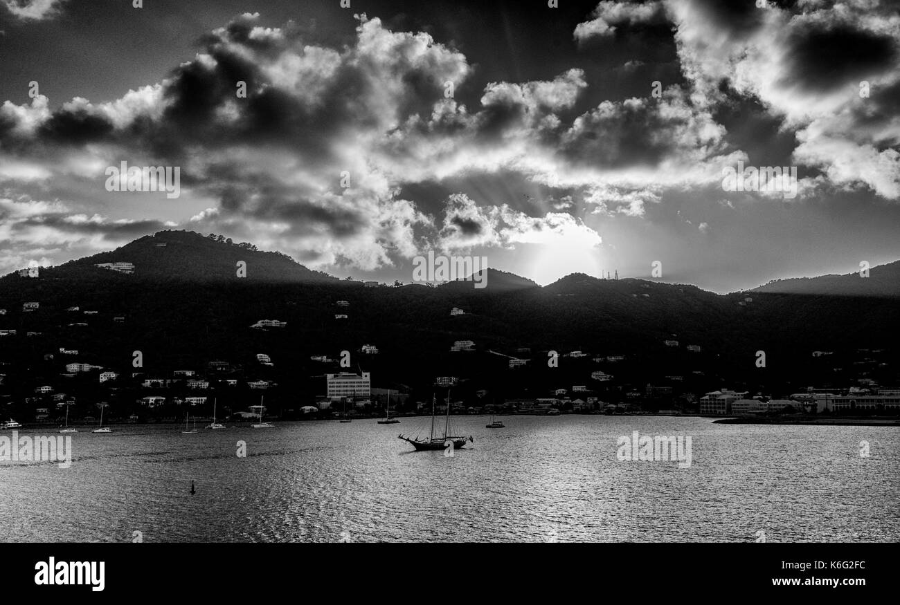 Fotografía en blanco y negro del puerto, Road Town, Tortola, Islas Vírgenes Británicas, Indias Occidentales Foto de stock