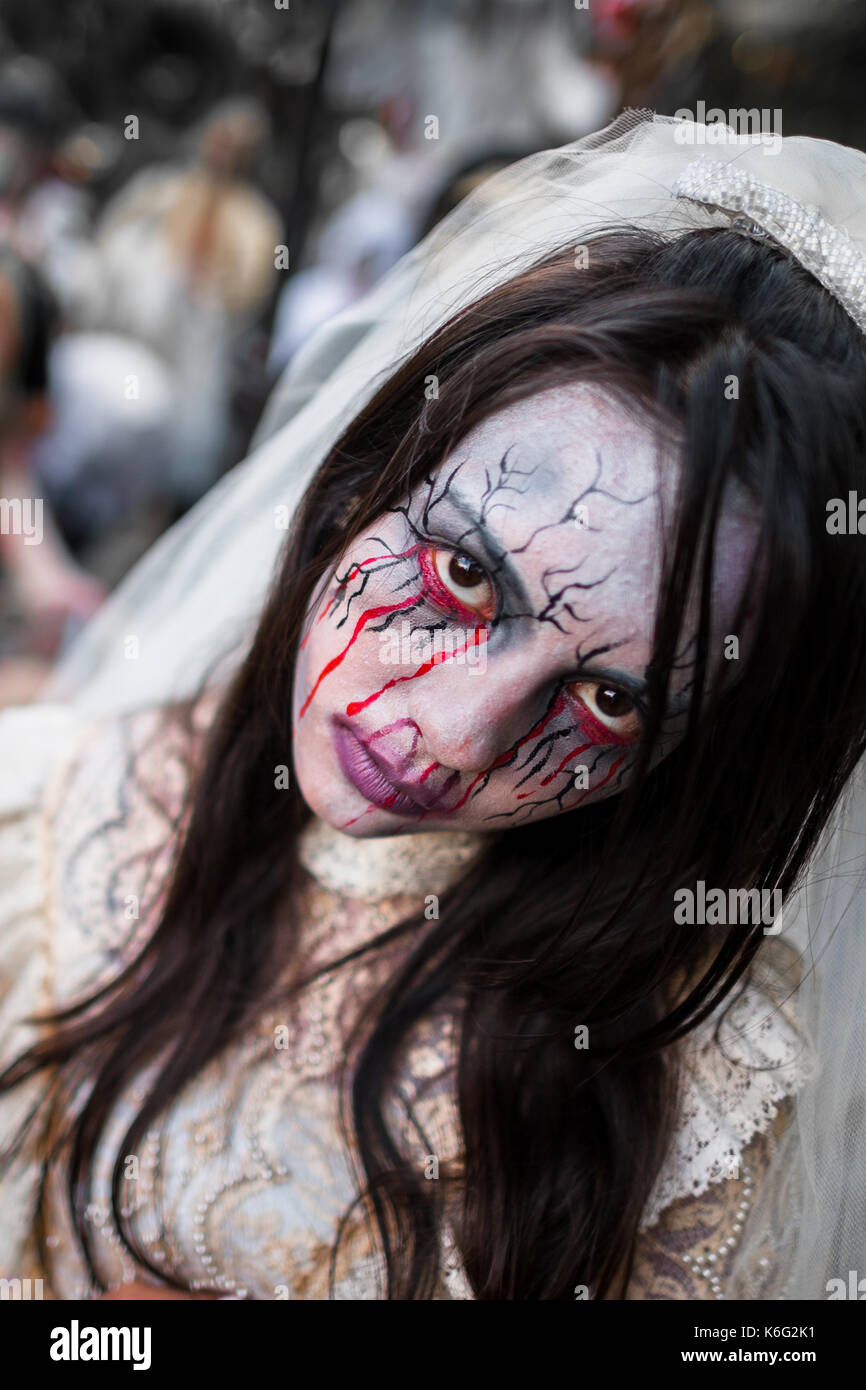 Una niña salvadoreña, con sangre pintura facial, realiza un personaje de la  mitología indígena llamado La Llorona en la Calabiuza desfile en el día de  la Fotografía de stock - Alamy