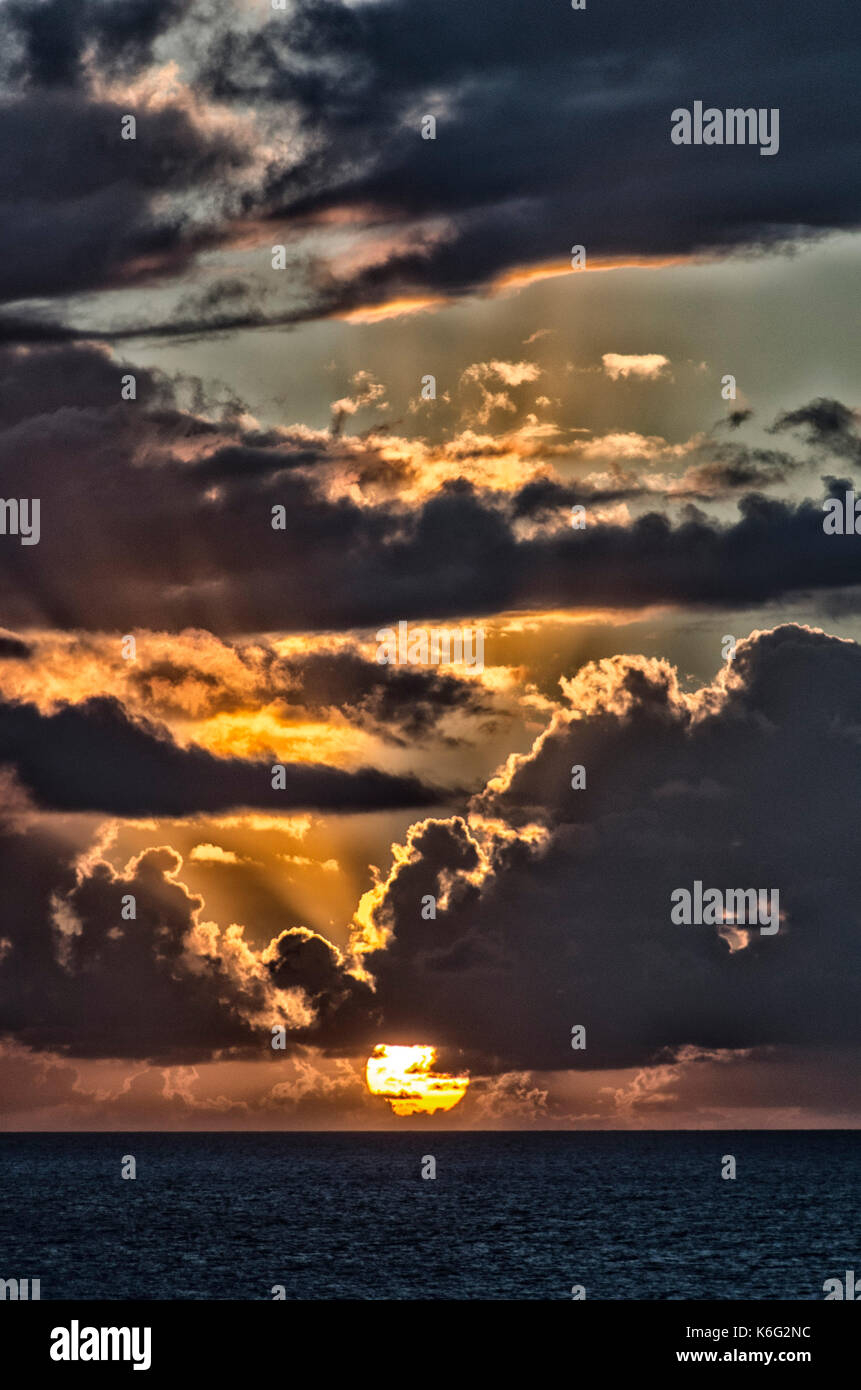 Puesta de sol mirando al oeste desde Basseterre, St Kitts, West Indies Foto de stock
