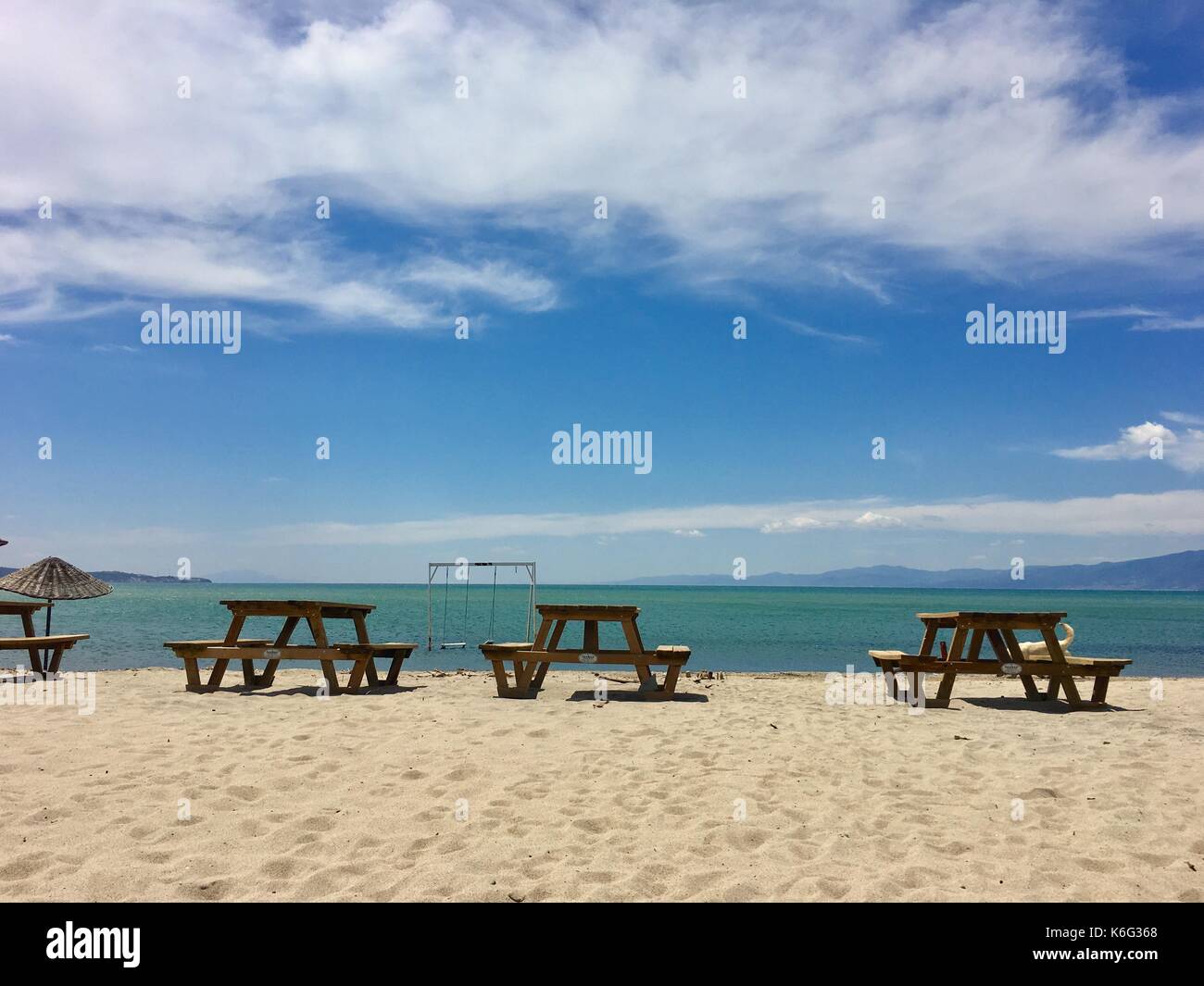 Sombrillas y tumbonas en la playa Foto de stock