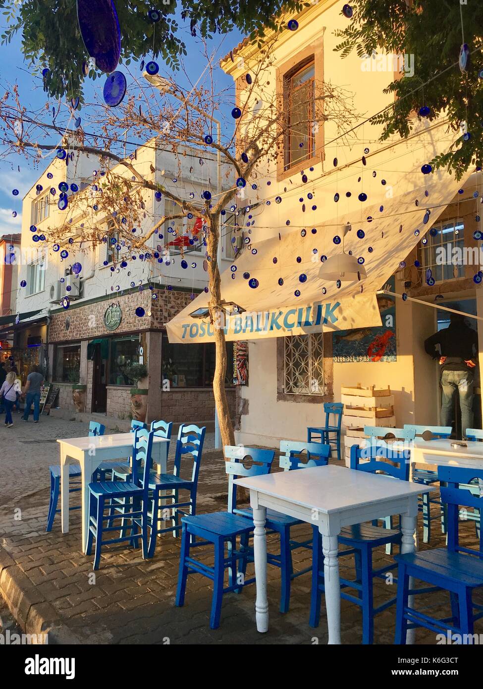 Isla cunda, Turquía - Mayo 21, 2017: una cafetería al aire libre de la ciudad turística isla alibey, ayvalik cunda. es una pequeña isla en el noroeste del mar Egeo Foto de stock