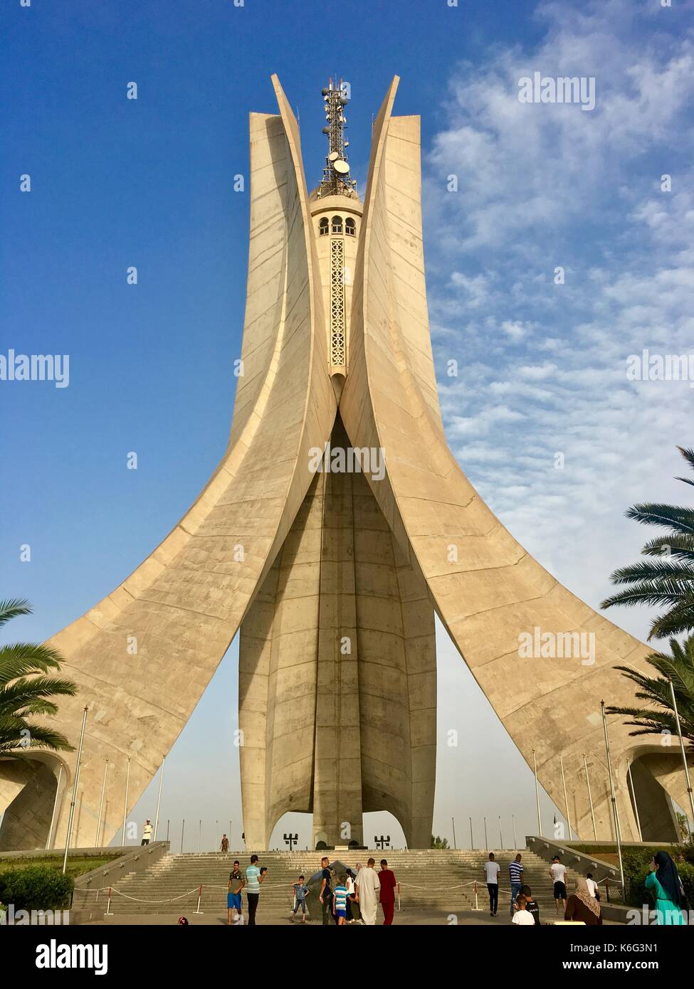 El maqam echahid monumento. Inaugurado en 1982 para el 20º aniversario de la independencia de Argelia fue construido en forma de tres hojas de palmera permanente. Foto de stock