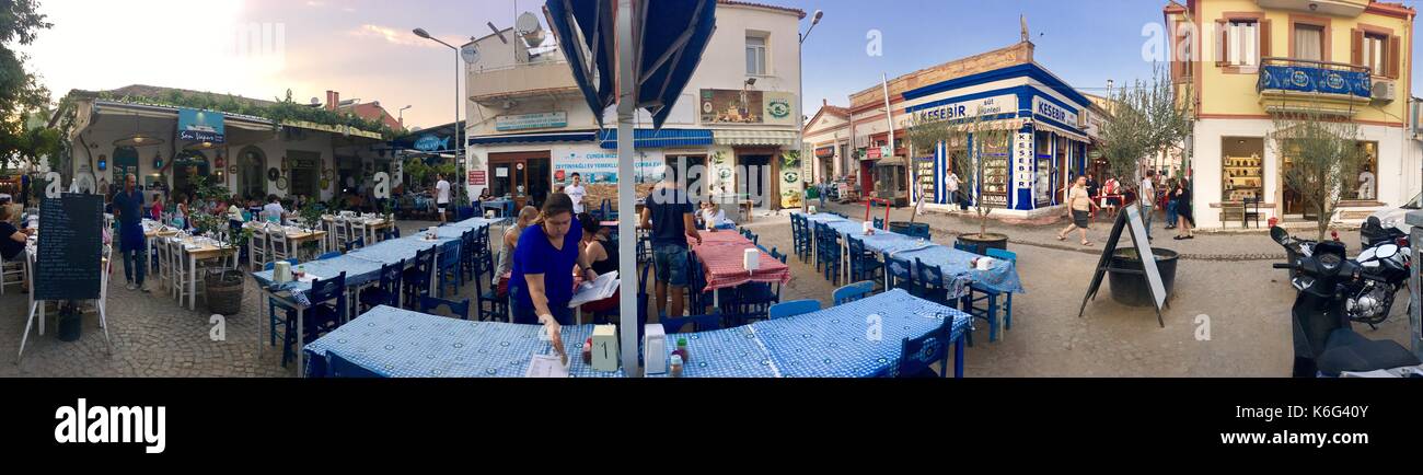 Isla cunda, Turquía - Mayo 21, 2017: una cafetería al aire libre de la ciudad turística isla alibey, ayvalik cunda. es una pequeña isla en el noroeste del mar Egeo Foto de stock