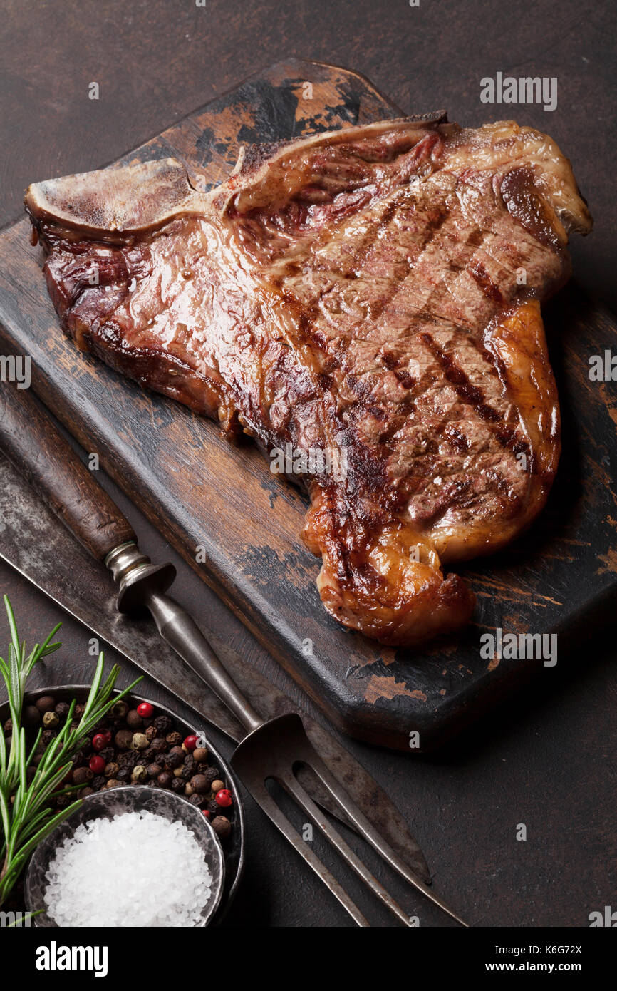 El chuletón de ternera a la parrilla en mesa de piedra vista superior  Fotografía de stock - Alamy